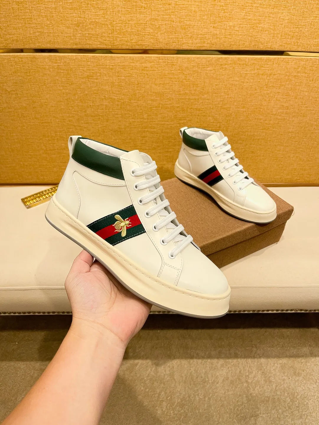 Factory price 440 [Gucci] Gucci's latest high-top casual Korean-style men's shoes, brand new autumn and winter design, perfect workmanship, cabinet quality, upper: cowhide material, leather lining; soft and comfortable, rubber outsole ultra-light, wear-resistant, simple, versatile fashion men's shoes, color optional, size 38--44